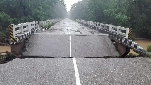 भत्किएको एक पुल