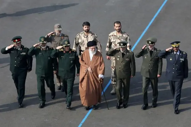 आयतुल्लाह अली ख़ामनेई अपने सुरक्षाकर्मियों के साथ