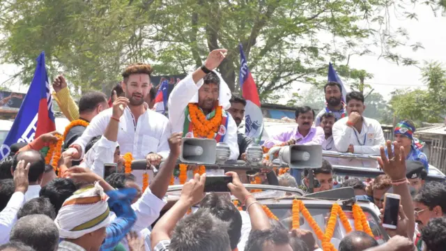 चिराग पासवान और पशुपति पारस के बीच लड़ाई में शुरुआती बाज़ी पशुपति पारस के हाथ लगी थी और चिराग अकेले पड़ गए थे.