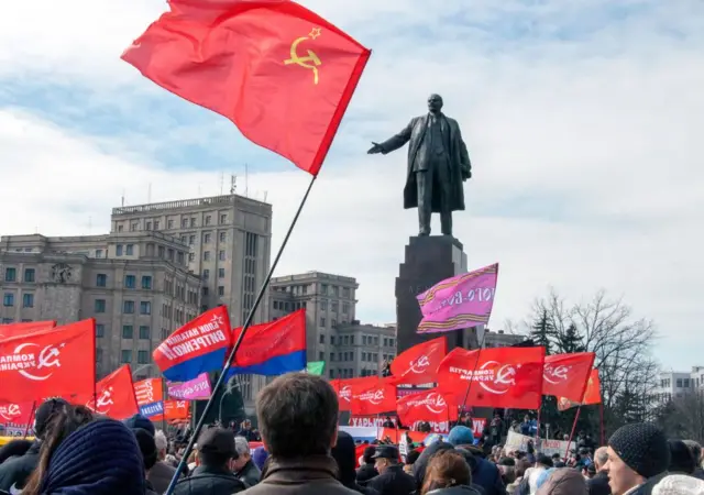 Người ủng hộ Nga biểu tình với cờ Liên Xô trước tượng Lenin ở Kharkiv (2014) 