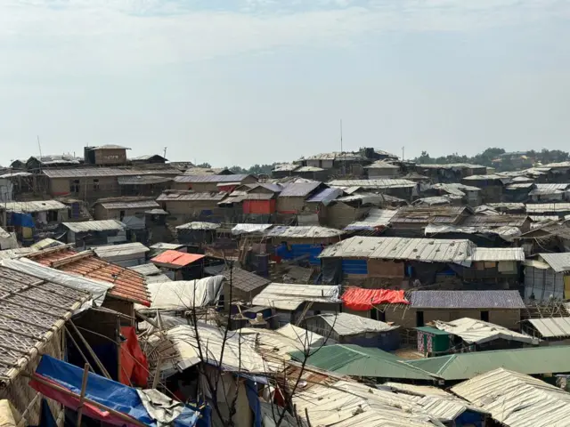 ছোট জায়গায় ঘিঞ্জি রোহিঙ্গা ক্যাম্পগুলোয় সশস্ত্র গোষ্ঠীগুলোর কর্মকাণ্ডের ক্ষেত্র হয়ে উঠেছে
