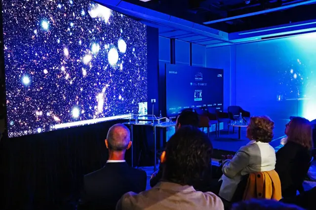 जून 2025 मध्ये वेरा रुबिन वेधशाळेनं प्रकाशित केलेला विश्वाच्या दूरच्या भागाचा फोटो