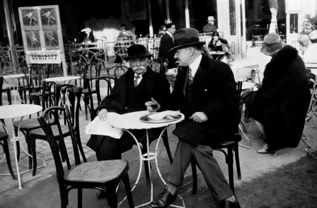 El chef francés Auguste Escoffier, sentado frente a un café parisino con un amigo, hacia 1925. (Foto © Hulton-Deutsch Collection/CORBIS/Corbis vía Getty Images)