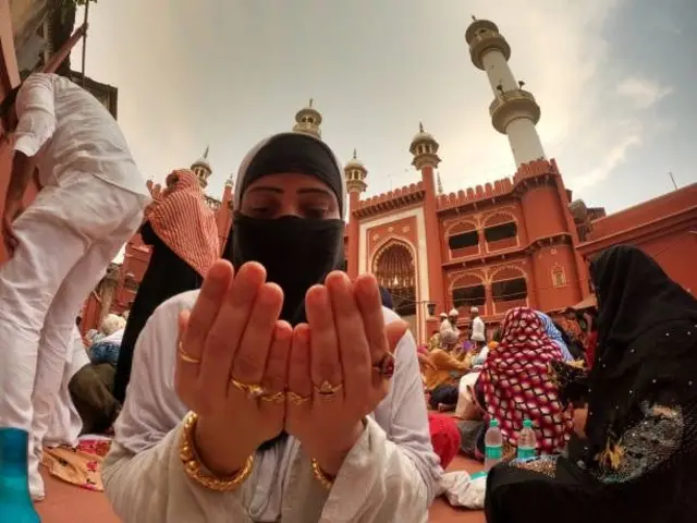 مسجد میں ایک خاتون مصروف دعا