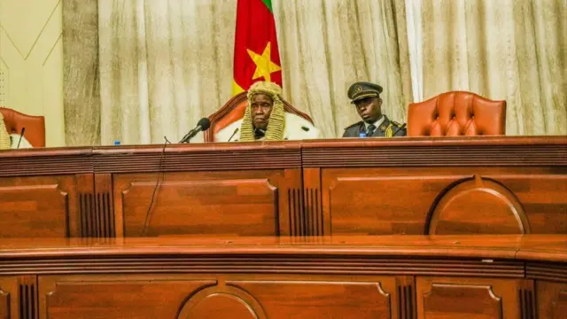 One judge siddon for court and police officer dey im back