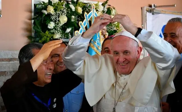 Papa kollarıyla kalp işareti yapıyor