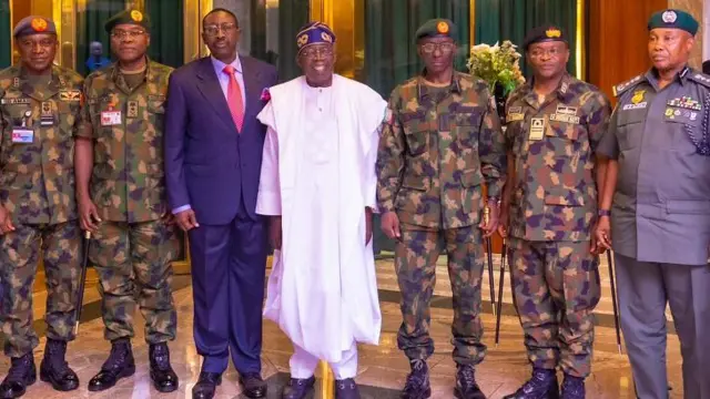 Onyeisiala na ndị isi ọrụ nchekwa