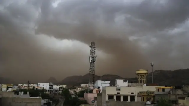 మేఘావృతమైన ఆకాశం