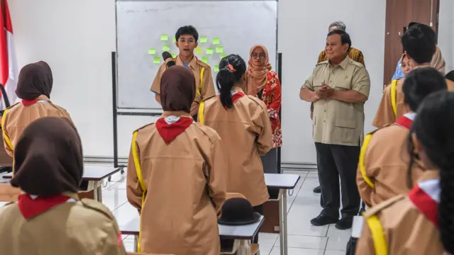 Presiden Prabowo Subianto mengunjungi Sekolah Rakyat 10 Jakarta pada Kamis (11/9). Seusai kunjungan, Prabowo mengatakan akan mendistribusikan 330 ribu Smart TV untuk sekolah di semua jenjang pendidikan pada tahun ajaran 2025.