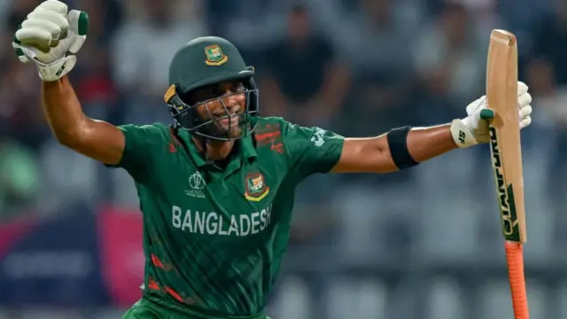 সেঞ্চুরি করার পর মাহমুদুল্লাহ-র উদযাপন। মঙ্গলবার, মুম্বাইতে