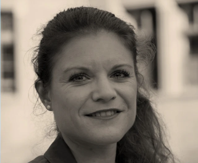 Retrato da professora professora Annette Idler, da Blavatnik School of Government, da Universidade de Oxford, com cabelos presos e sorrindo