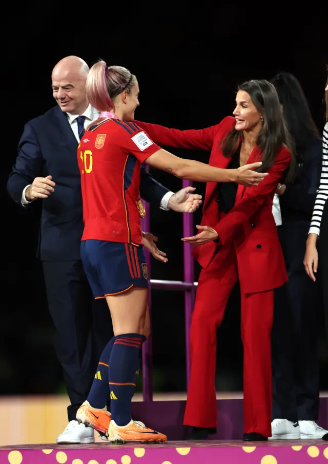 Королева Испании Летиция поздравляет футболистку Алексию Путельяс с победой