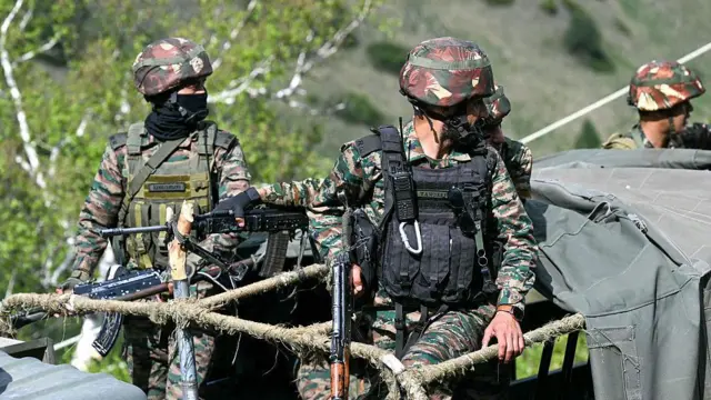 पाकिस्तान के साथ सीमा पर गश्त करते सैनिक