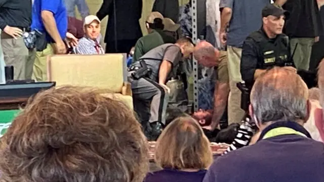 सलमान रुश्दी को बचाने का प्रयास करते लोग