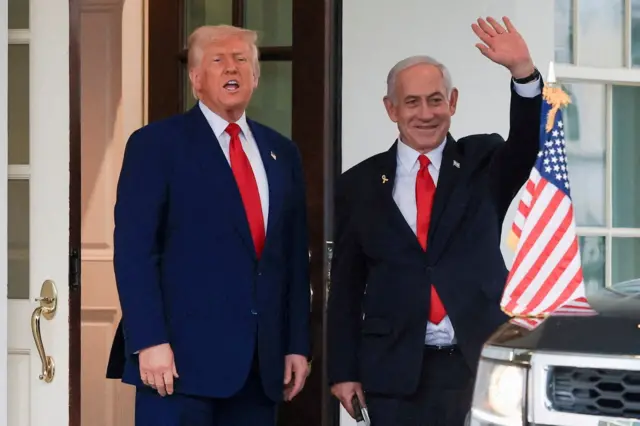  الرئيس الأمريكي دونالد ترامب يتحدث بينما يلوح رئيس الوزراء الإسرائيلي بنيامين نتنياهو بيده