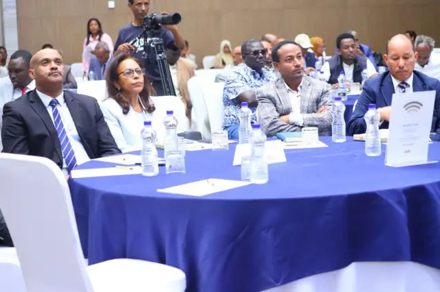 ምርጫ ቦርድ ከፖለቲካ ፓርቲዎች ጋር በምርጫ ጊዜያዊ ሰሌዳ ላይ ውይይት ሲያካሂድ የሚያሳይ የተሰታፊዎች ምስል