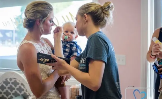 파데트에게 화장을 해주는 친구들