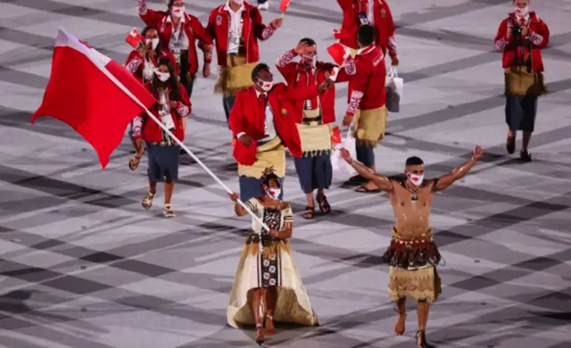 Malia Paseka e PitaTaufatofua foram porta-bandeirasTonga