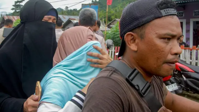 Anggota keluarga korban menangis saat mengetahui longsor di Desa Tulabolo, Kabupaten Bone Bolango, Provinsi Gorontalo.