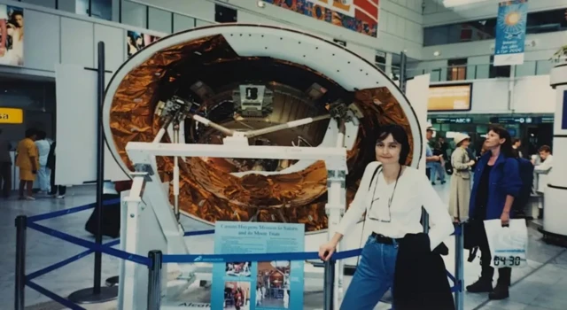 Профессор Догерти стоит перед моделью космического аппарата