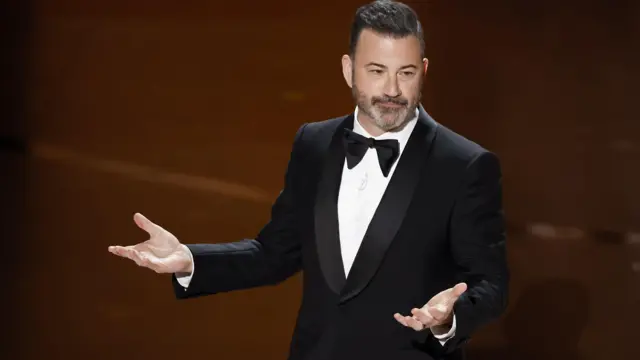 Džimi Kimel na pozornici u smokingu