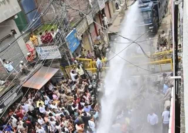  মাণ্ডির ওই মসজিদ 'অবৈধভাবে' নির্মিত বলে বিক্ষোভকারীদের অভিযোগ। 
