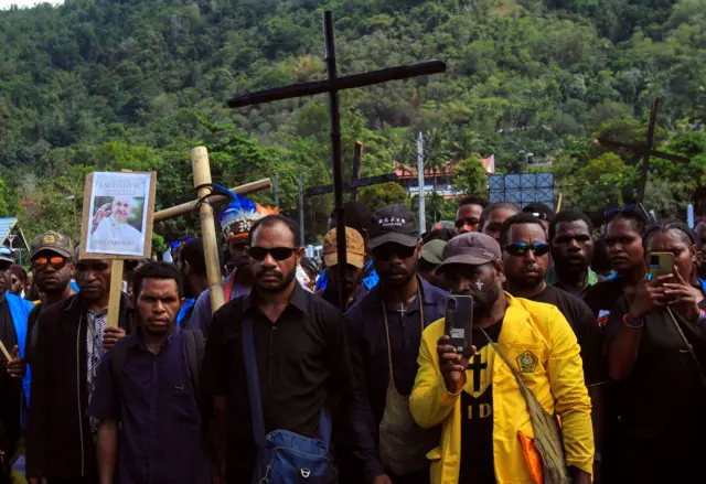 Proses jalan salib untuk kedamaian Papua dan doa bersama diikuti ratusan warga di Kota Jayapura
