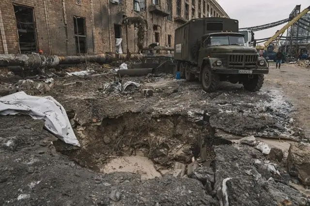 Воронка від ракетного удару по Дарницькій ТЕЦ у Києві