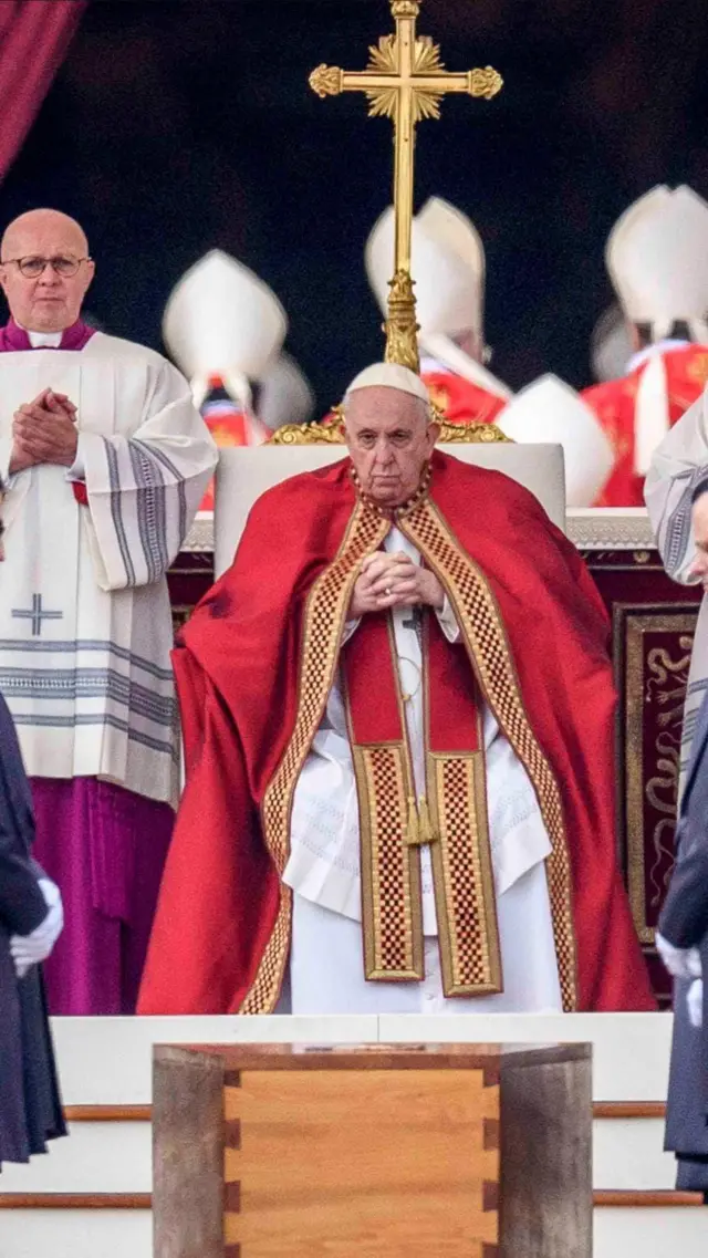 Папа Франциск на похоронах Бенедикта XVI 