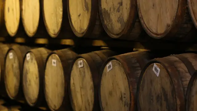 يعود اختلاف المذاق من نوع لآخر إلى عملية التعتيق في البراميل