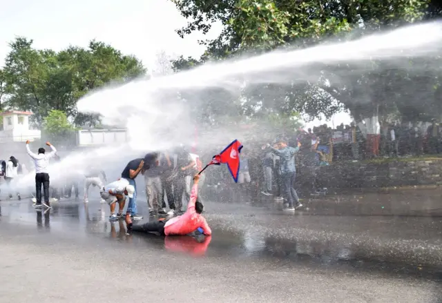 पोखरामा आइतवार रवि लामिछानेका समर्थक र प्रहरीबीच झडप पनि भएको थियो