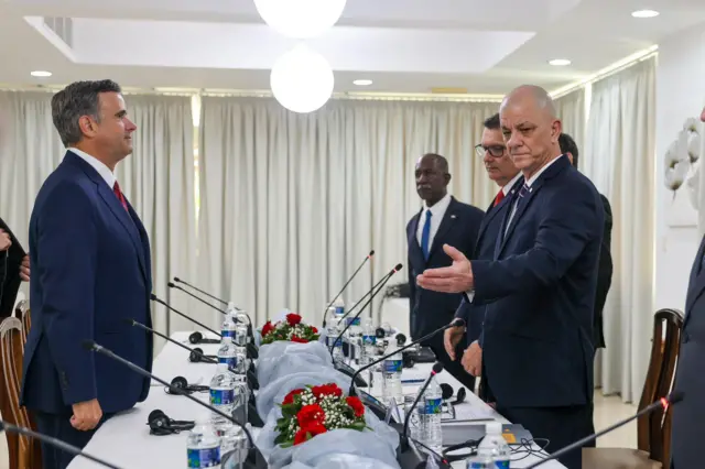 የሲአይኤ ዳይሬክተር ጆን ራትክሊፍ (በስተግራ) በኩባ ሃቫና በስብሰባ ላይ ሆነው