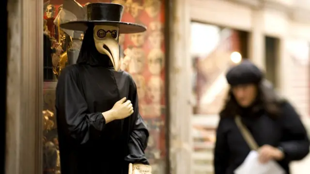 Венецианские маски, которые сейчас можно увидеть в основном только во время знаменитого карнавала, впервые здесь начали носить в XIII веке