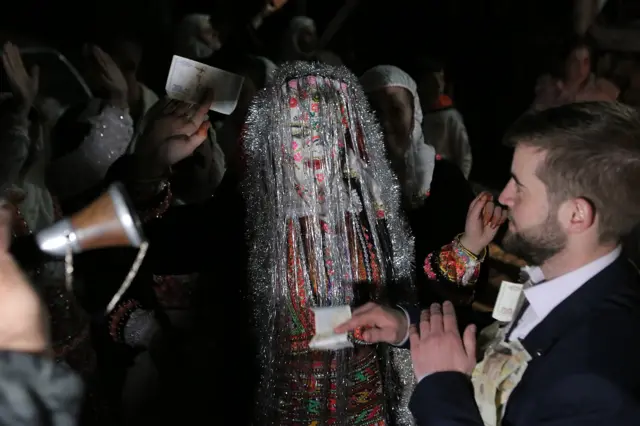 Poslednji i simbolički najznačajniji deo svadbe predstavlja odlazak neveste u muževljev dom. Ona pri tome hoda zatvorenih očiju, prekrivena velom i dekorisanog lica koje ima ulogu da je zaštiti u tom trenutku kada se smatra da je ranjiva, te da odagna loše sile u nastupajućoj fazi života. U njegovom domu oba supružnika će dobiti blagoslov od imama nakon čega je brak i zvanično sklopljen.