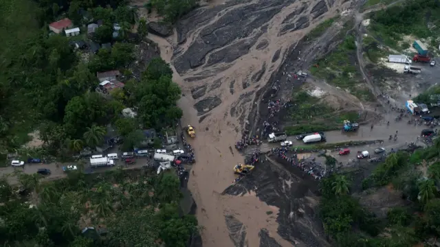 Ponte destruida no Haiti