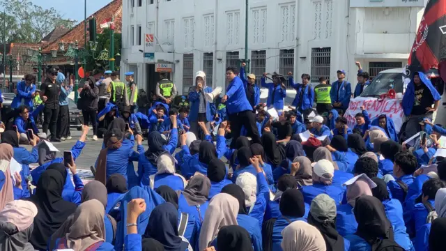 Aksi mahasiswa UII di Yogyakarta, Senin (15/06).