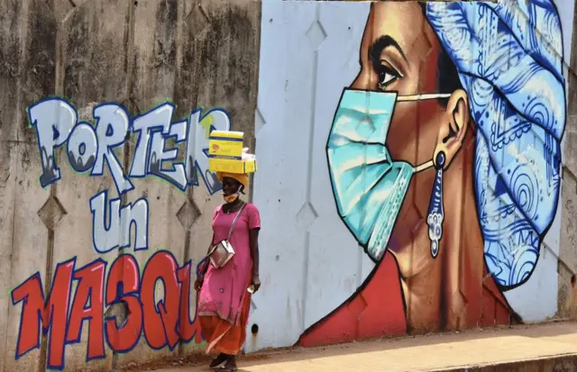 Wani zane a jikin bango a babban birnin kasar Guinea, Conakry yana cewa: "Ku saka takunkumi", wanda aka yi shi a ranar Litinin