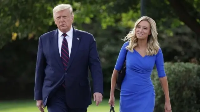 व्हाईट हाऊसच्या प्रेस सचिवांसोबत ट्रम्प