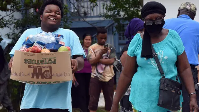 Persona recibiendo cajas de comida.