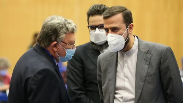 کاظم غریب‌آبادی (سمت راست)، نماینده ایران در آژانس در کنار میخائیل اولیانوف، نماینده روسیه، در آغاز نشست روز دوشنبه