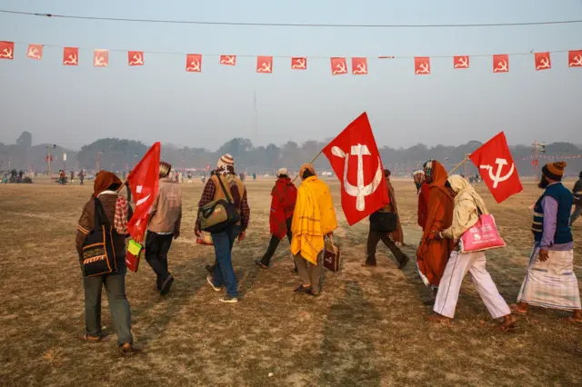 3 फेब्रुवारी 2019 रोजी पश्चिम बंगालमधील कोलकाता येथील मैदानावर भारतीय कम्युनिस्ट पक्षाने 2019 च्या सार्वत्रिक निवडणुकीपूर्वी आयोजित केलेल्या भव्य राजकीय सभेच्या दिशेने डाव्या आघाडीच्या कार्यकर्त्यांचा एक गट चालत जात आहे.