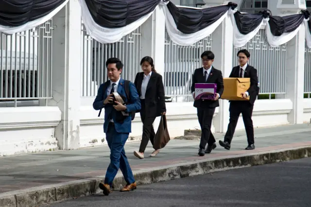 นิธิ ละเอียดดี ทนายความของ สส. พรรคประชาชน เป็นตัวแทนมาฟังคำสั่งศาลฎีกา 