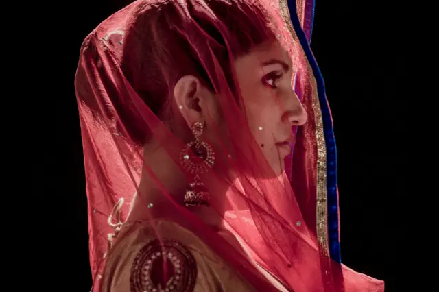 मुलाने आपल्या आई वडिलांना वार्‍यावर सोडलं किंवा स्वत:हून वेगळं राहिला तरी त्याचा दोषही त्यांच्या बायकोला दिला जातो. 