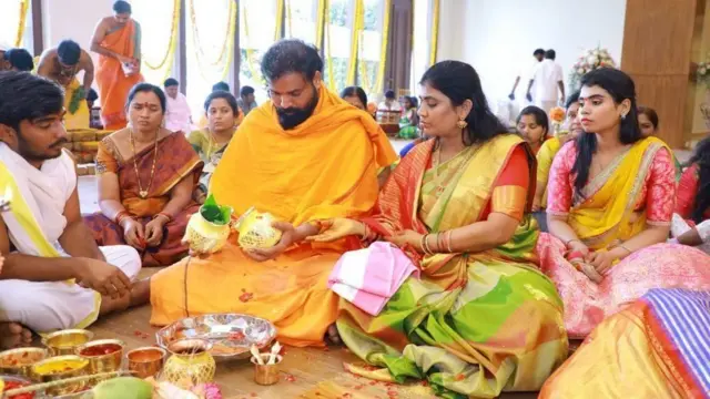 கர்நாடகா பா.ஜ.க அமைச்சர்: 1 லட்சம் பத்திரிகைகள், 40 ஏக்கர் திடல், 500 கோடி செலவு - 'ஒஹோ' திருமணம்