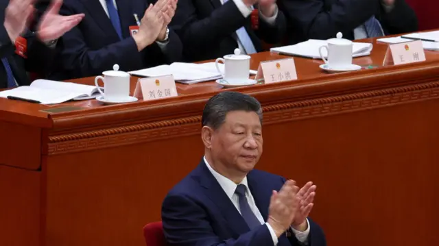 習近平在北京人民大會堂全國人大會議上拍手（9/3/2026）