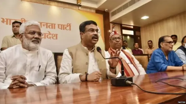 बीजेपी के निषाद पार्टी के साथ गठबंधन की घोषणा की तस्वीर