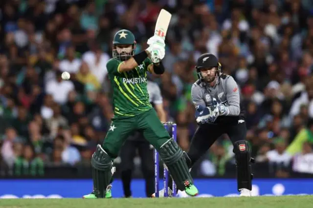 న్యూజిలాండ్‌తో జరిగిన సెమీ ఫైనల్‌లో ప్లేయర్ ఆఫ్ ది మ్యాచ్ అవార్డును పాకిస్తాన్ ఓపెనింగ్ బ్యాటర్ రిజ్వాన్ గెల్చుకున్నాడు