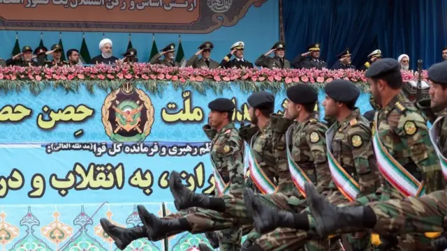 Shugaba Hassan Rouhani a faretin sojin juyin juya hali a Tehran 18 ga Afrilun2019