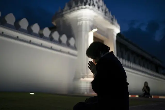 ประชาชนไทยหลั่งไหลเพื่อไปสนามหลวงถวายอาลัยเป็นครั้งสุดท้าย