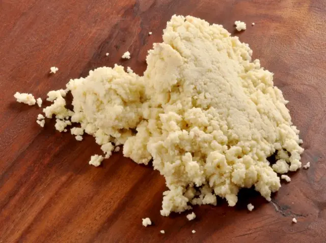 ਖੋਆ ਆਮ ਤੌਰ 'ਤੇ ਚਿੱਟੇ ਤੋਂ ਪੀਲੇ ਰੰਗ ਦਾ ਹੁੰਦਾ ਹੈ, ਅਤੇ ਸੁਆਦ 'ਚ ਇਹ ਥੋੜ੍ਹਾ ਮਿੱਠਾ ਹੁੰਦਾ ਹੈ